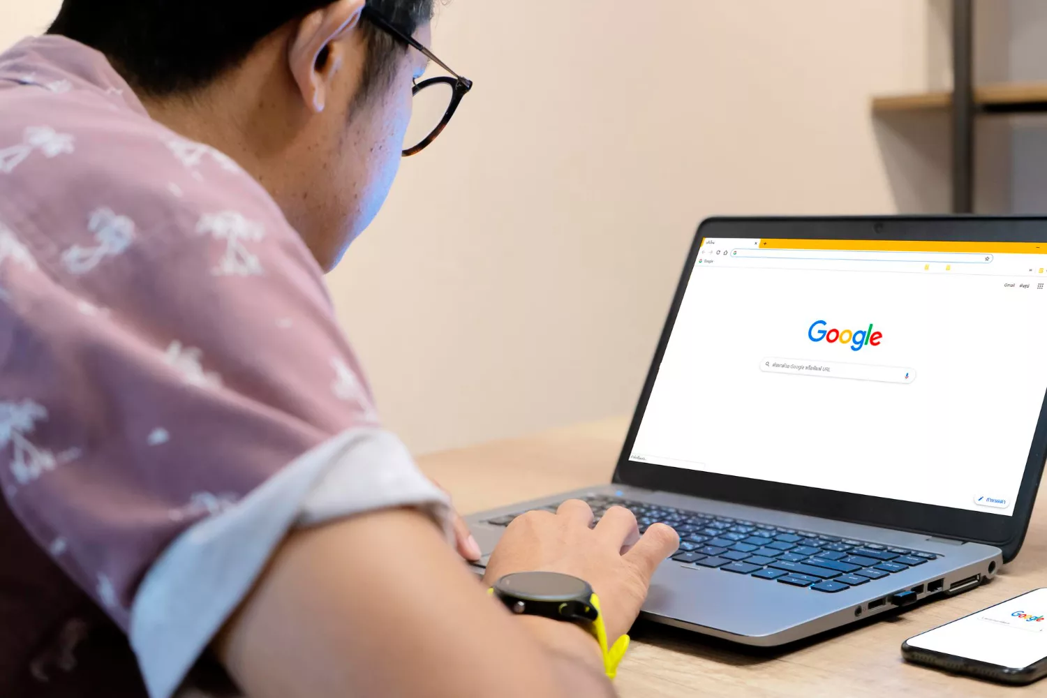 Person using a laptop with Google search open, representing Google Ads Display Network campaign setup and online advertising management.